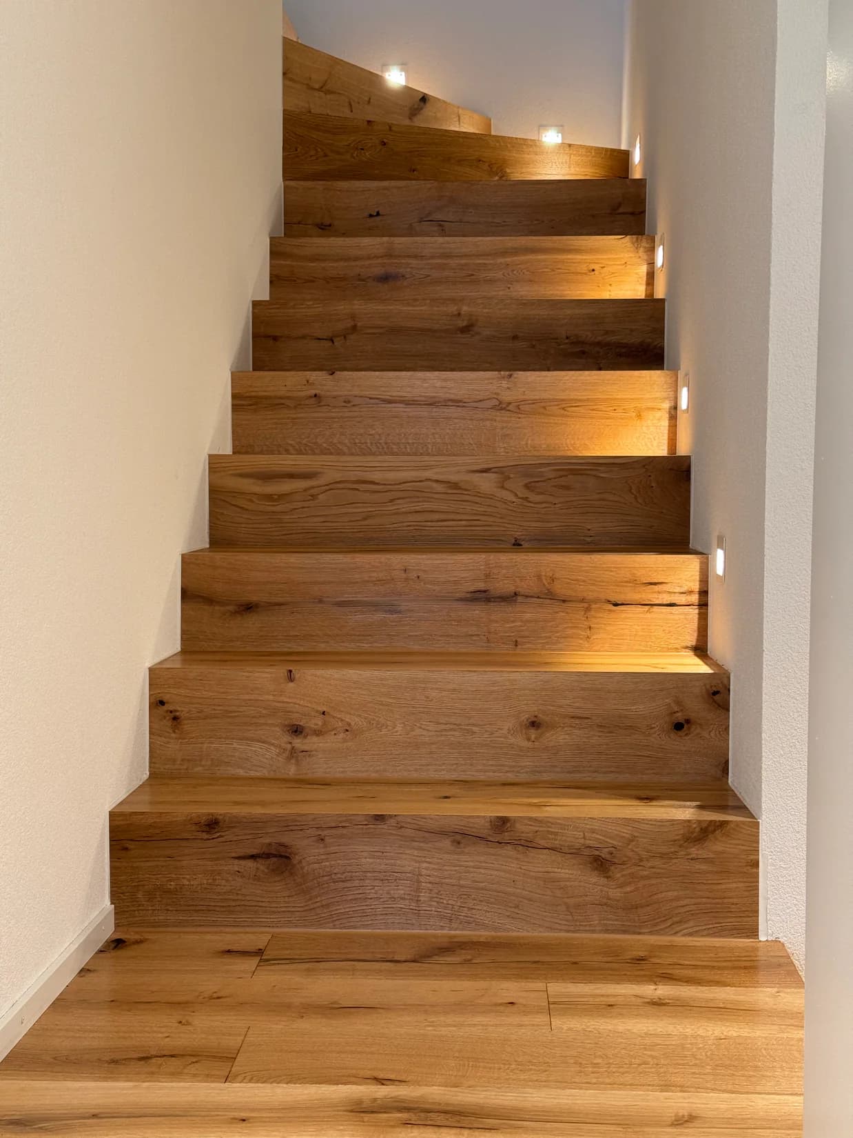 Treppe mit integrierter Beleuchtung