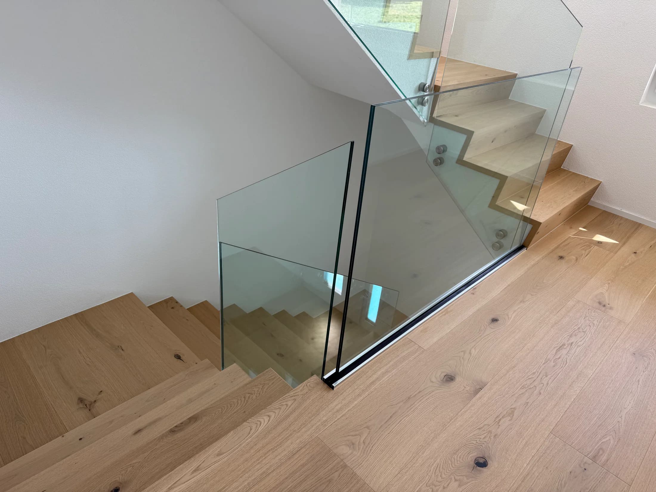 Verre et chêne dans la cage d'escalier