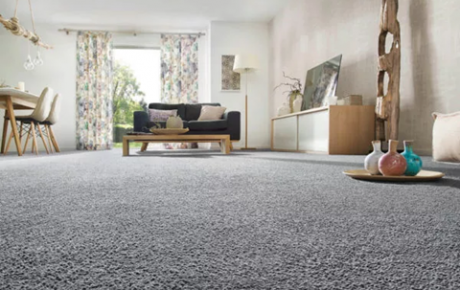 Wer sich für Teppich als Bodenbelag entscheidet, dem eröffnet sich eine nahezu unbegrenzte Auswahl an Farben, Dessins und Materialien. Mit einem neuen Teppich lässt sich das Ambiete eines Raumes auf einfache Weise in jede gewünschte Richtung lenken.